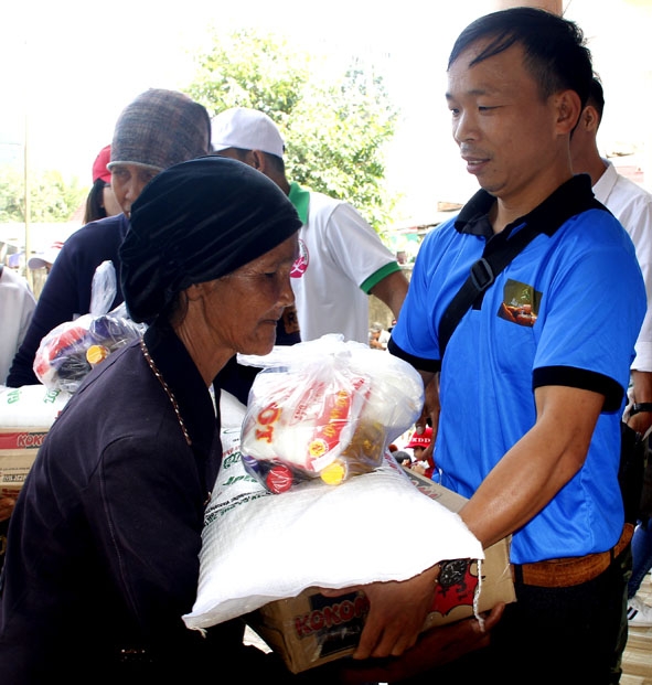 Thầy Nguyễn Hữu Hiệp (Trường THCS Cư Pui)  cùng nhóm thiện nguyện trao quà  cho hộ nghèo tại xã Cư Pui
