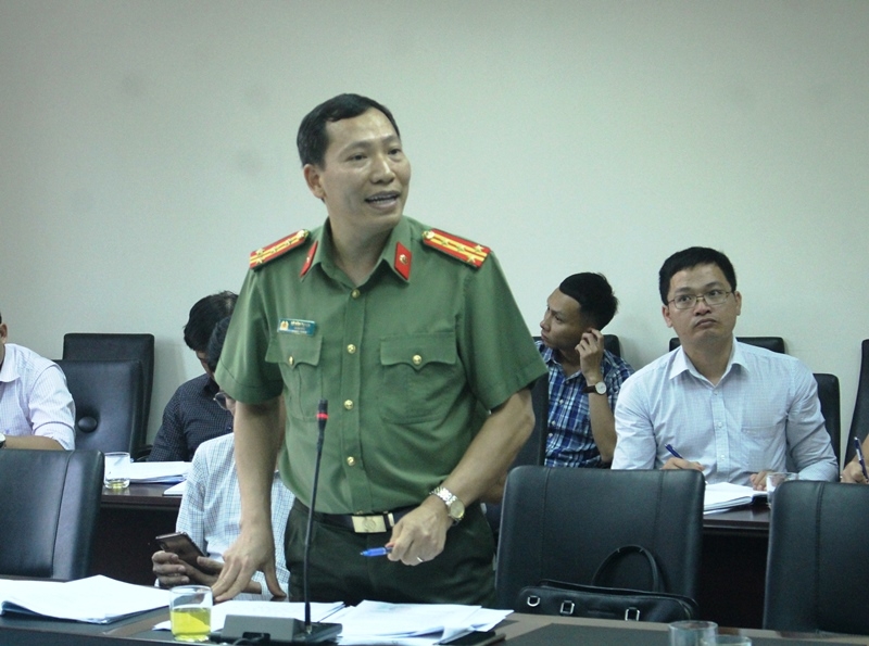 Đại tá Lê Văn Tuyến, Giám đốc Công an tỉnh phát biểu tại hội nghị