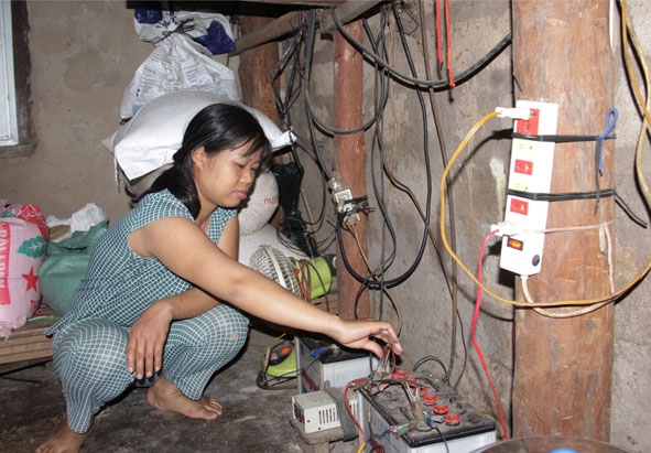 Chị Lê Thị Kim Ngọc (thôn 2C, xã Ea H'leo) phải sử dụng hệ thống ắc quy  và pin năng lượng mặt trời để có điện thắp sáng. 