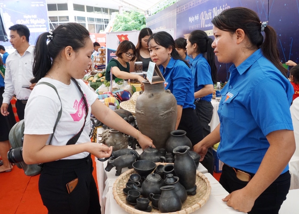 Đại biểu tham quan một gian hàng trưng bày các sản phẩm khởi nghiệp tại Ngày hội khởi nghiệp tỉnh Đắk Lắk lần thứ 1 năm 2019. (Ảnh minh họa)