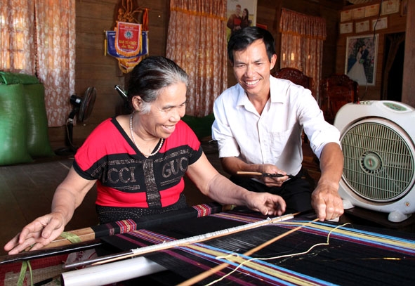 Cán bộ văn hóa xã Cư Huê tìm hiểu việc duy trì nghề dệt thổ cẩm truyền thống  của gia đình bà H'Nguôn Byă (buôn M'Oa). 