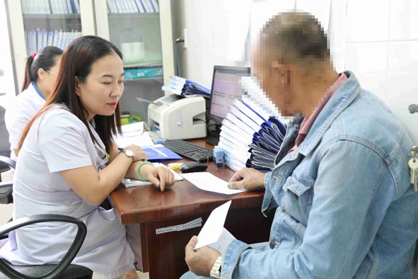 Bác sĩ Huỳnh Thị Hồng Sinh tư vấn và phát thuốc ARV cho người nhiễm HIV.
