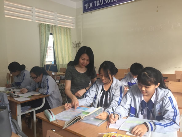 Cô giáo Trần  Thị Hà  trong một tiết  bồi dưỡng ôn thi  học sinh giỏi. 