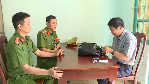 Công an phường Thắng Lợi trao trả tài sản cho ông Sản.