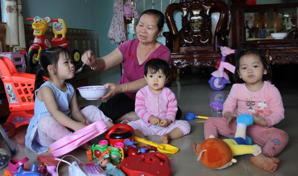 Các cháu nghỉ học, mẹ Đại úy Nguyễn Nguyên Đồng chăm cả cháu nội lẫn cháu ngoại. 