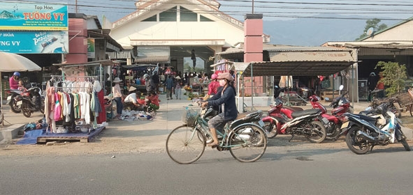 Chợ trung tâm xã Hòa Sơn ở thôn 2.