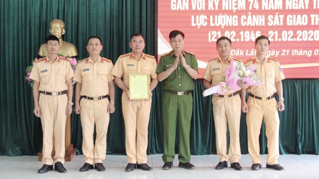 Cán bộ, chiến sĩ Phòng Cảnh sát giao thông nhận Thư khen của Giám đốc Công an tỉnh