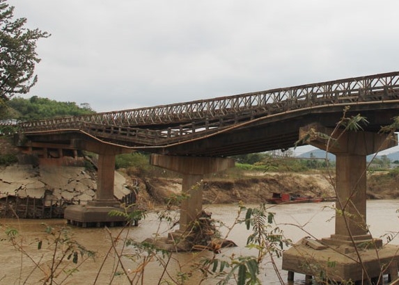 Cầu Cư Păm hư hỏng đã hai năm nay gây khó khăn cho việc thông thương của người dân.
