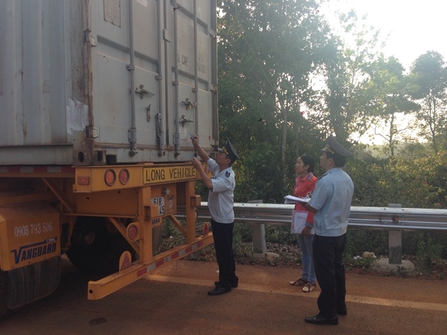 Cán bộ Cục Hải quan Đắk Lắk kiểm tra hàng hóa xuất nhập khẩu trên địa bàn