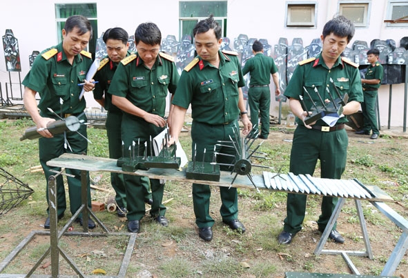 Cán bộ, chỉ huy Ban CHQS huyện Ea Kar kiểm tra mô hình, học cụ chuẩn bị cho công tác huấn luyện  của các đơn vị.  