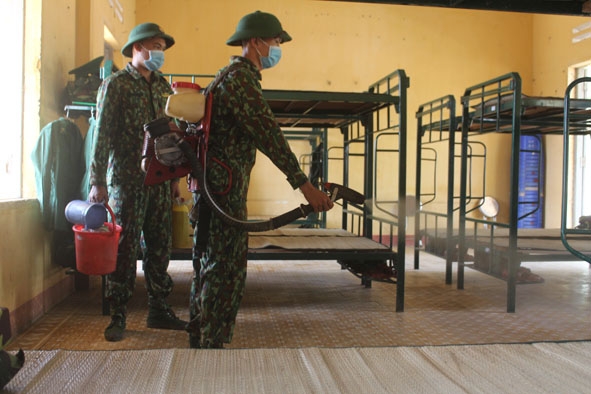 Tổ quân y Bộ đội Biên phòng tỉnh phun thuốc khử trùng tiêu độc tại các phòng nghỉ của chiến sĩ mới. 