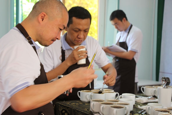 Các  chuyên gia thử nếm  cà phê  đặc sản  tại  Cuộc thi  Cà phê  đặc sản Việt Nam 2019. 