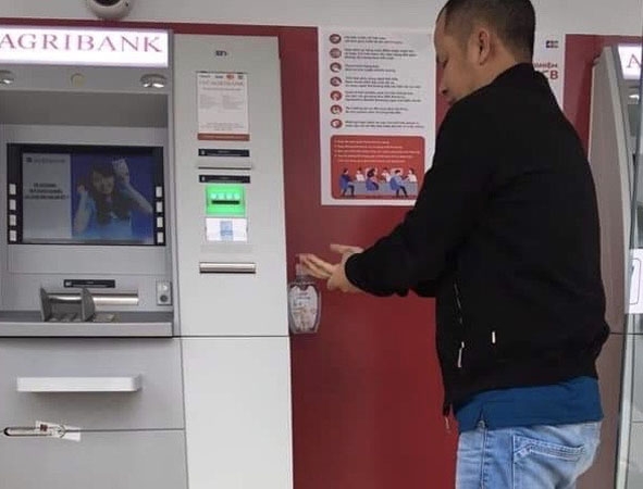 Trang bị nước  sát khuẩn  tại các  cây ATM  là hết sức  cần thiết  khi  dịch Covid-19 đang  diễn biến phức tạp. 