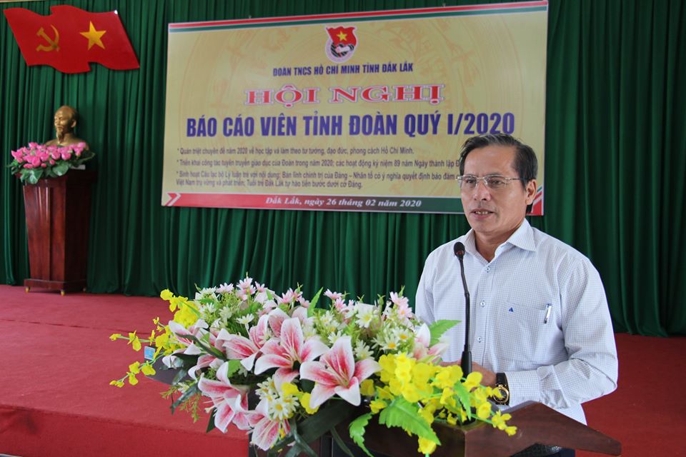 Đồng chí Nguyễn Cảnh - Phó Trưởng Ban Tuyên giáo Tỉnh ủy truyền đạt nội dung tại Hội nghị
