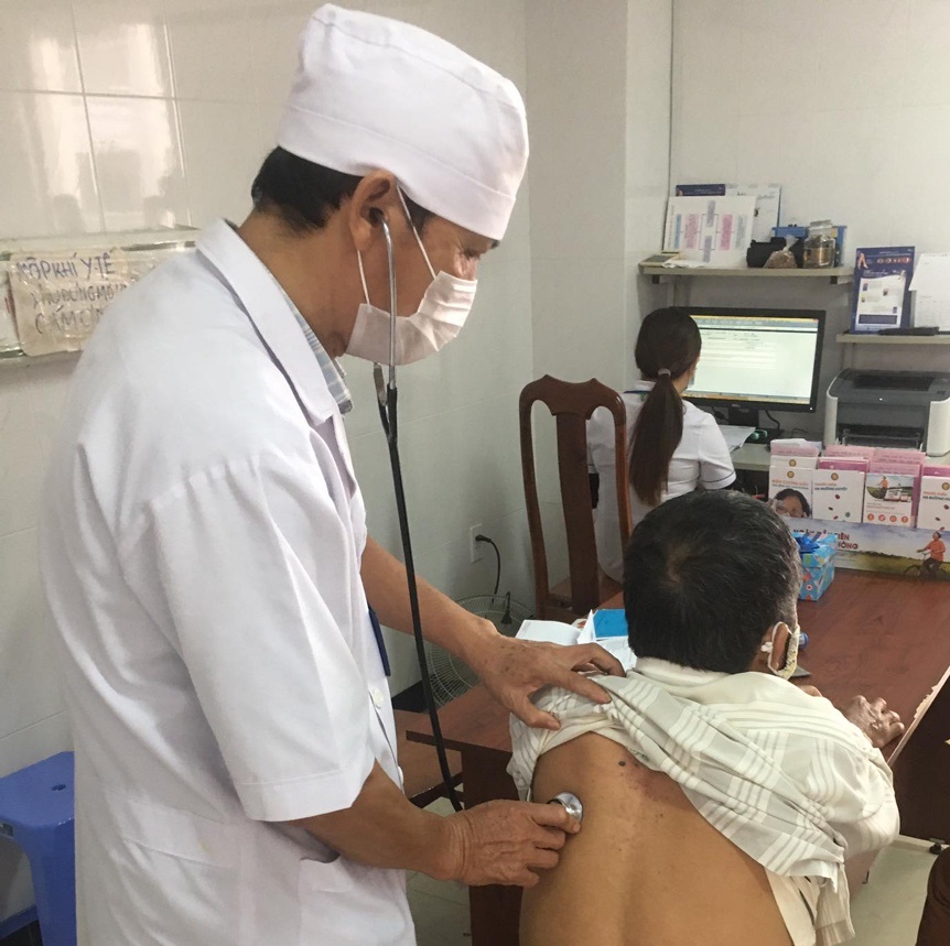 Bác sĩ Khoa Khám (Bệnh viện Đa khoa Vùng  Tây Nguyên) đang thăm khám cho bệnh nhân. 