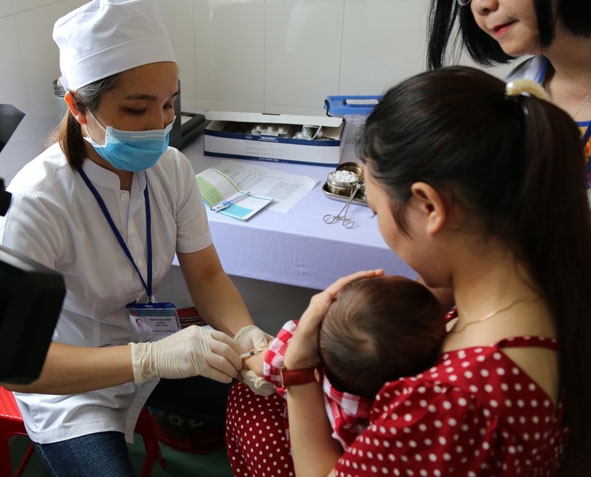 Nhân viên Trung tâm Y tế TP. Buôn Ma Thuột tiêm vắc xin phòng bệnh  thủy đậu cho trẻ.