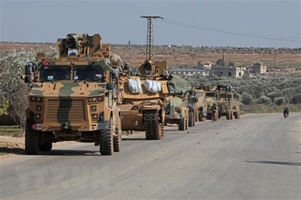 Đoàn xe quân sự Thổ Nhĩ Kỳ tiến vào khu vực phía Đông thành phố Idlib, Syria ngày 20-2-2020. 