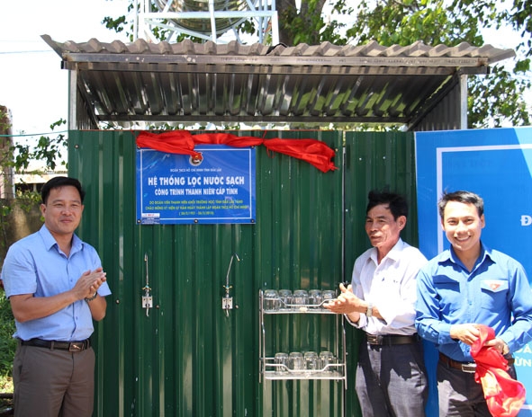 Công trình thanh niên “Hệ thống lọc nước sạch” tại Trường Tiểu học Thăng Trị (xã Hòa An, huyện Krông Pắc) do đoàn viên, thanh niên khối trường THPT, TTGDTX trong toàn tỉnh đóng góp xây dựng. 