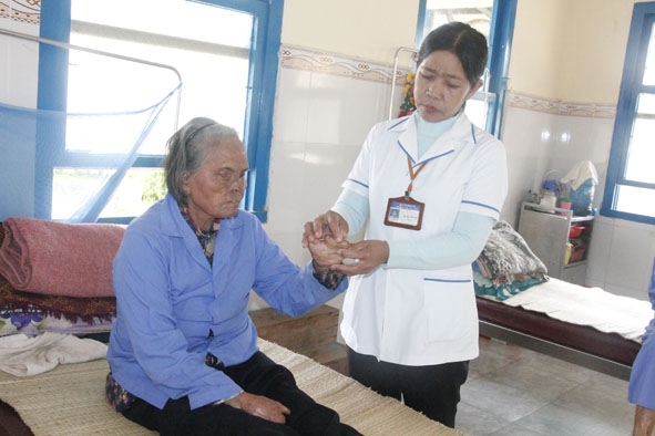 Y tá H’El Apuôt kiểm tra sức khỏe cho bệnh nhân ở Trại phong Ea Na.