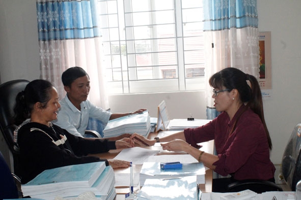 Bà Bùi Thị Nhuần (ngoài cùng bên trái) đến giao nộp thông tin khách hàng tại BHXH huyện.