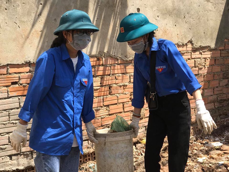 Đoàn viên thanh niên phường Thống Nhất (TP. Buôn Ma Thuột) tham gia dọn vệ sinh môi trường