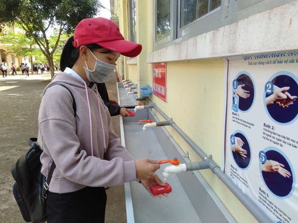 Học sinh Trường THPT Phan Đăng Lưu (huyện Krông Búk) rửa tay thường xuyên để bảo vệ sức khỏe.