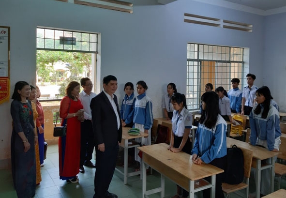 Giám đốc Sở GD-ĐT Phạm Đăng Khoa thăm hỏi học sinh Trường THPT Trần Phú (TP. Buôn Ma Thuột) ngày đầu tiên trở lại trường sau khi nghỉ học do Covid-19.