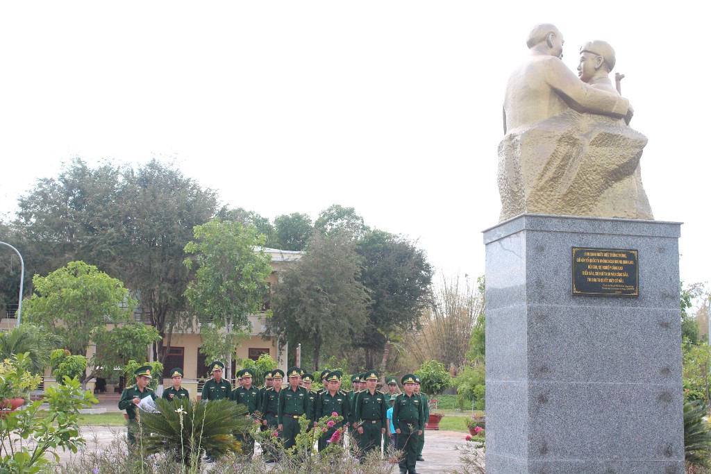 Cán bộ, chiến sĩ Đồn Biên phòng Cửa khẩu Đắk Ruê dâng hoa tại Tượng đài Bác Hồ với chiến sĩ Biên phòng