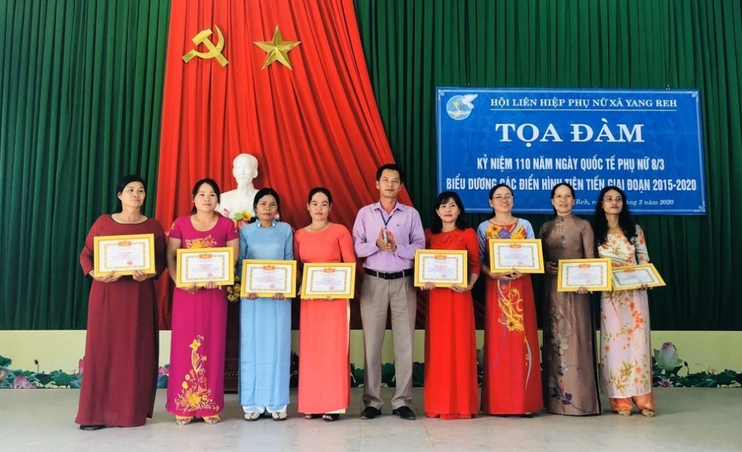 Chủ tịch UBND xã Yang Reh Võ Tấn Trực tặng Giấy khen cho 2 tập thể và 7 cá nhân điển hình tiên tiến trong học tập và làm theo tư tưởng, đạo đức, phong cách Hồ Chí Minh giai đoạn 2015 -2020.