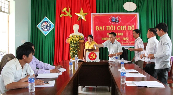 Đảng viên Chi bộ thôn Ea Bar bỏ phiếu bầu Đoàn đại biểu tham dự Đại hội đại biểu Đảng bộ xã Cư Pui lần thứ VIII, nhiệm kỳ 2020-2025. 