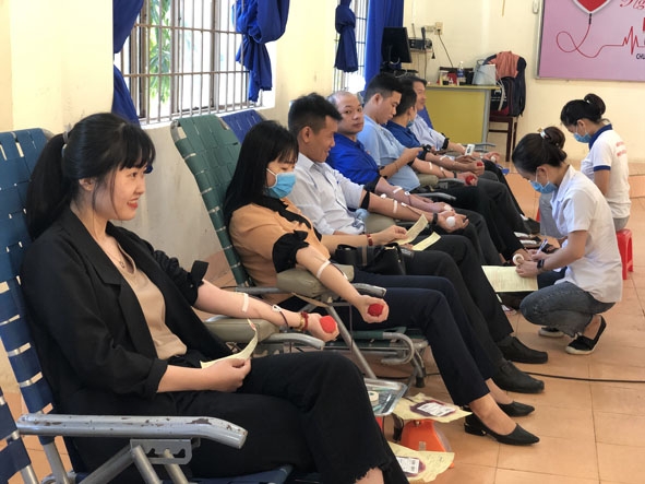 Đoàn viên thanh niên Khối các cơ quan và doanh nghiệp tỉnh tham gia hiến máu tình nguyện. 