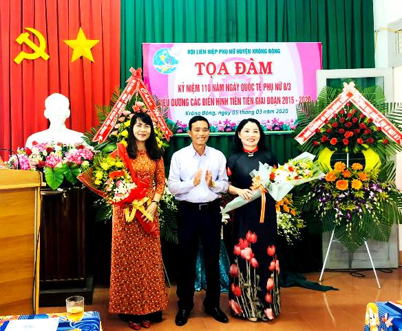 Chủ tịch UBND huyện Krông Bông Lê Văn Long tặng hoa chúc mừng Hội LHPN huyện nhân 8-3.