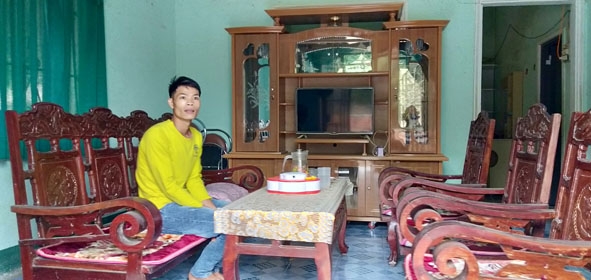 Anh Vũ Thành Quy trong ngôi nhà mới mua bằng tiền tích lũy từ việc làm nghề xây dựng ở TP. Hồ Chí Minh.