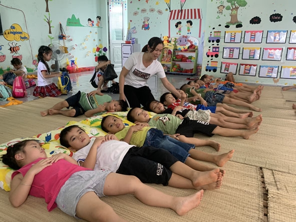 Cô Võ Thị Kim Hiền sắp xếp cho trẻ nghỉ trưa.   
