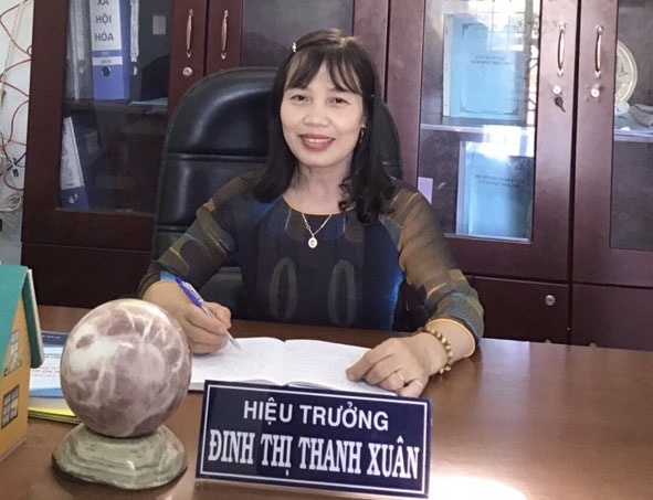 Cô Đinh Thị Thanh Xuân, Bí thư Chi bộ, Hiệu trưởng Trường Tiểu học - THCS Quang Trung.