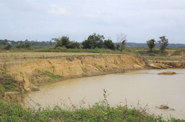 Bờ sông giữa hai xã Ea Ô và Cư Elang (huyện Ea Kar) bị sạt lở do tình trạng hút cát. 