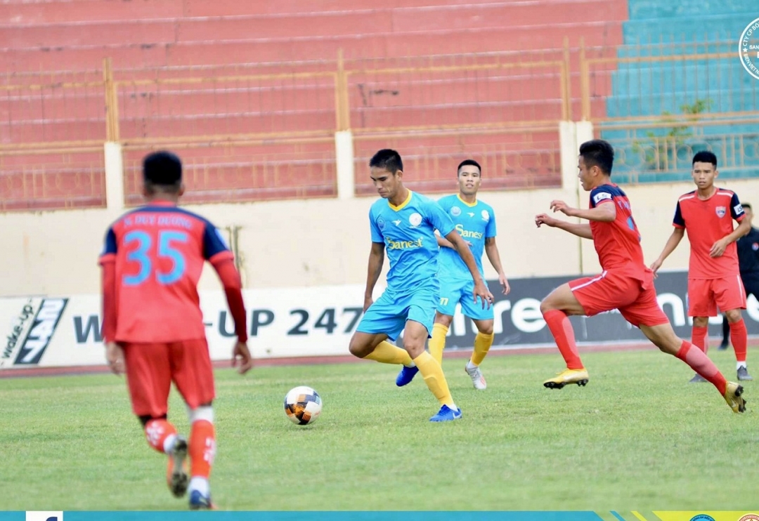 Các cầu thủ Đắk Lắ k (áo đỏ) trong trận gặp Sanna Khánh Hòa.
