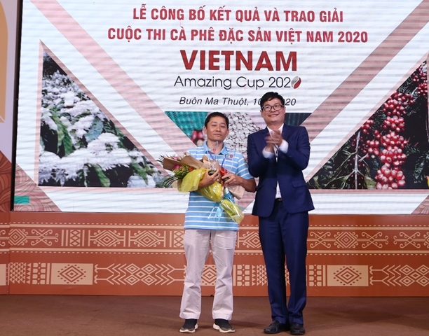 Ban tổ chức Cuộc thi Cà phê đặc sản Việt Nam 2020 trao giải cho đơn vị có mẫu cà phê được nhiều người yêu thích nhất