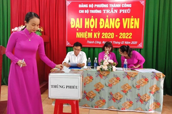 Chi bộ Trường Tiểu học Trần Phú (Đảng bộ phường Thành Công) tổ chức Đại hội đảng viên nhiệm kỳ 2020 - 2022. 