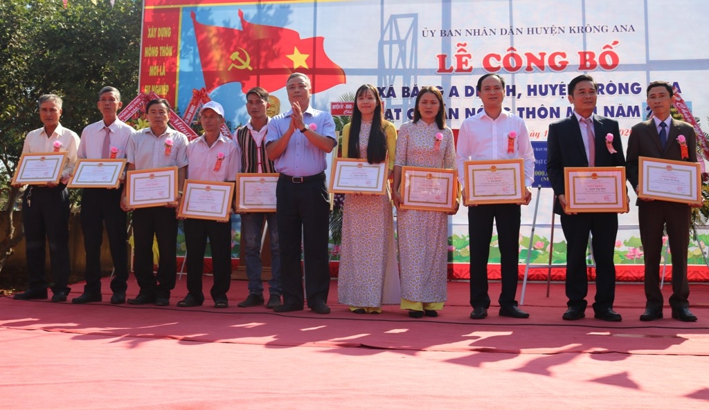 Chủ tịch UBND huyện Krông Ana Võ Đại Huế tặng Giấy khen cho các tập thể và cá nhân.