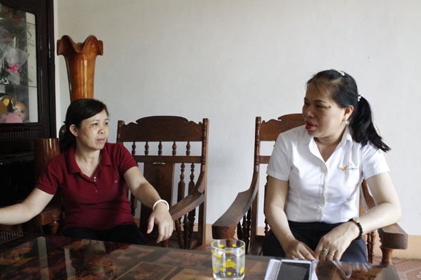 Nhân viên bưu điện huyện Lắk (bên phải) tuyên truyền, động người dân tham gia BHXH tự nguyện.