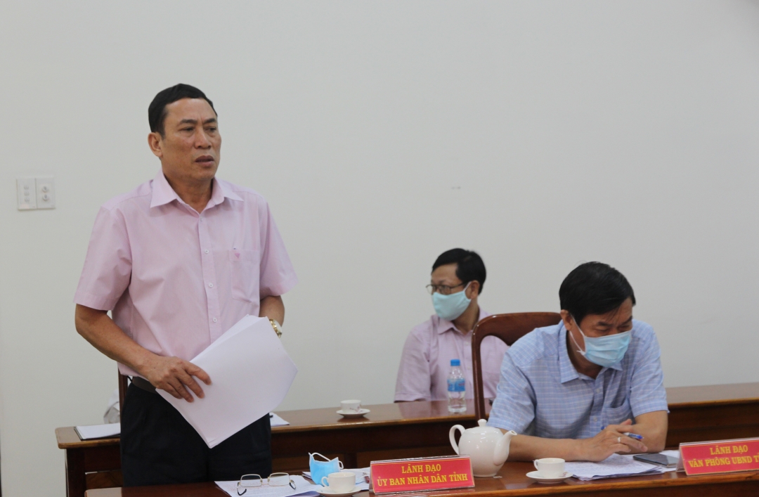 Phó Chủ tịch UBND tỉnh Võ Văn Cảnh đóng góp ý kiến tại buổi tiếp dân. 