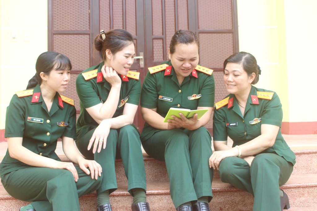 Hội viên phụ nữ Lực lượng vũ trang tỉnh chuyện trò, trao đổi kinh nghiệm học tập, công tác