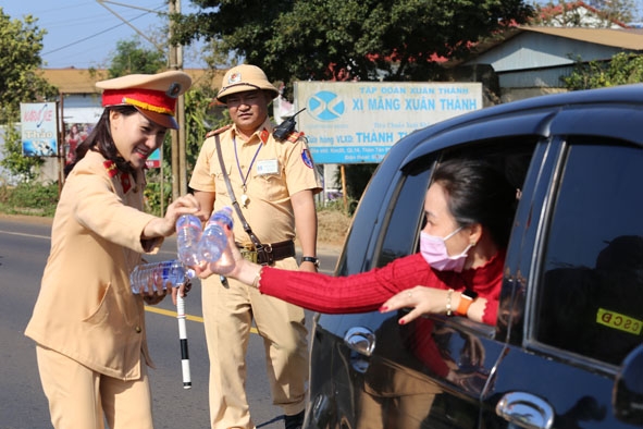 Lực lượng CSGT tỉnh phát nước miễn phí cho người tham gia giao thông trên đường Hồ Chí Minh (đoạn qua địa bàn xã Cuôr Đăng, huyện Cư M'gar).