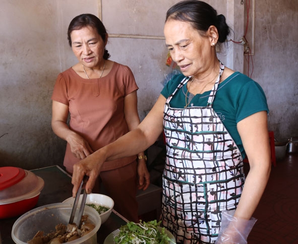 Đại diện CLB “Trăng khuyết” thăm quán ăn của gia đình chị Trần Thị Út (bên phải).