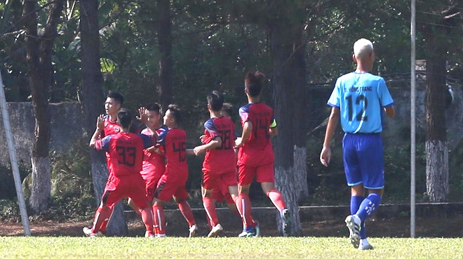 Các cầu thủ U19 Đắk Lắk trong trận hòa 1-1 với U19 Phú Yên tại giải. Ảnh Minh Trần