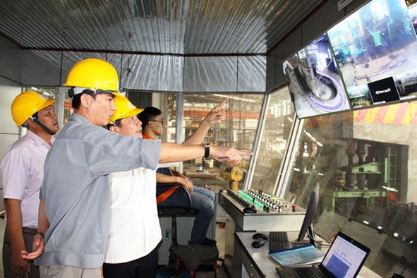 Bí thư Tỉnh ủy Bùi Văn Cường thăm nhà điều hành của Khu công nghiệp Hòa Phú.