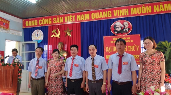 Cấp ủy Chi bộ Trường THCS Nguyễn Du (Đảng bộ xã Đắk Nuê) nhiệm kỳ 2020-2022 ra mắt Đại hội. 