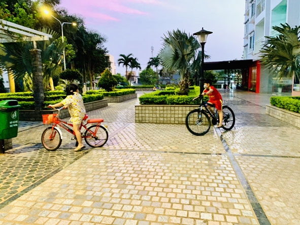 Trẻ em đạp xe ở sân khu chung cư Hoàng Anh Đắk Lắk. Ảnh: Hồng Hà