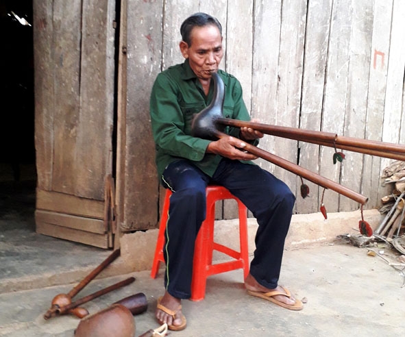 Nghệ nhân Ưu tú Y Dlong Êban ở buôn Cư Păm, xã Dang Kang với cây đinh năm  do mình chế tác. 